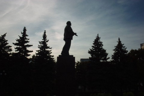 Ленин-памятник и верхушки елей