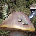 Червяк проел гриб (парковая скульптура)