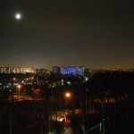 Ночной городской пейзаж с Луной