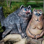 Парная статуя котов в городском парке Мытищ