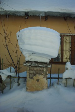 шапка снега на столбе